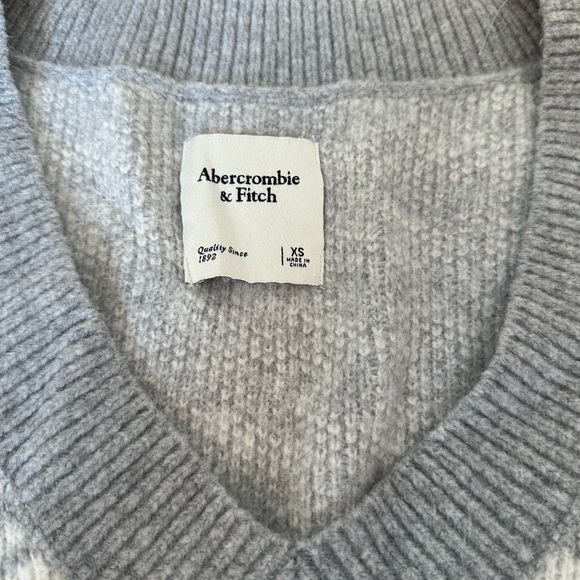 Abercrombie Grey Cropped houndstooth Pattern V-Neck Sweater vest - Picture 7 of 7